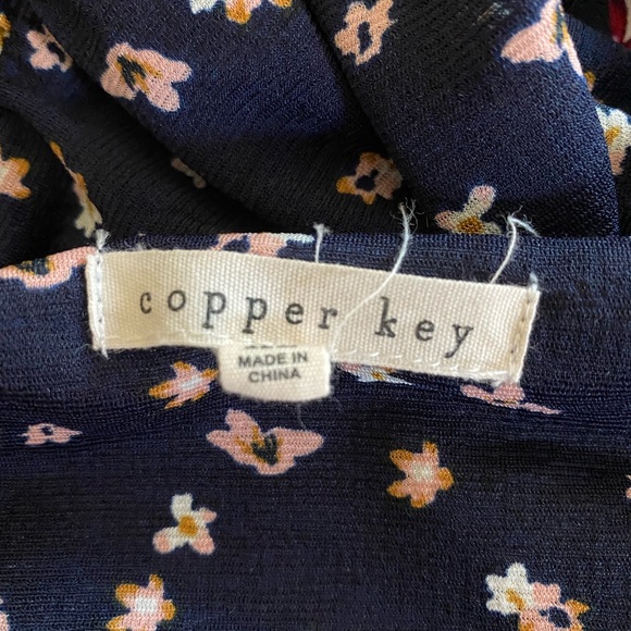 V-neck dress, with 3/4 sleeves and cinched waist, ditzy floral pattern, size XL - Picture 5 of 10